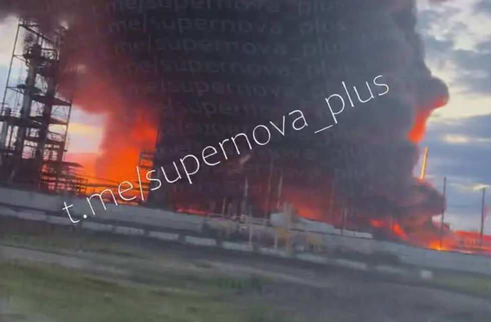 Ukrainasit sulmojnë me dronë disa rajone të Rusisë, shpërthen zjarr në një rafineri nafte