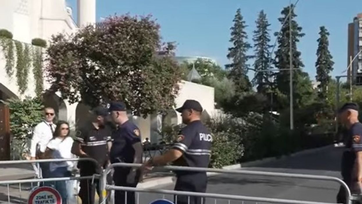 Protestë para Kuvendit të Shqipërisë, Policia rrethon zonën para seancës së fundit parlamentare Protestë para Kuvendit të Shqipërisë, Policia rrethon zonën para seancës së fundit parlamentare