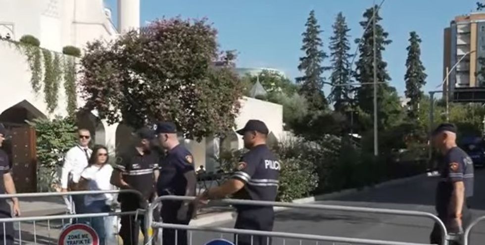 Protestë para Kuvendit të Shqipërisë, Policia rrethon zonën para seancës së fundit parlamentare