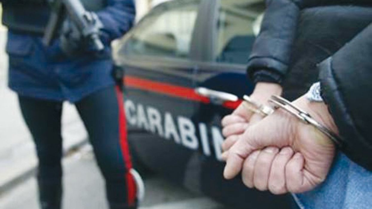 Ekstradohet nga Italia në Kosovë një i kërkuar nga INTERPOL-i për falsifikim dokumentesh dhe keqpërdorim të detyrës Ekstradohet nga Italia në Kosovë një i kërkuar nga INTERPOL-i për falsifikim dokumentesh dhe keqpërdorim të detyrës