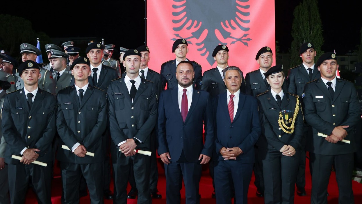 Diplomuan në Akademinë e Forcave të Armatosura të Shqipërisë, FSK-së i bashkohen edhe 10 oficerë të rinj - foto nga ceremonia