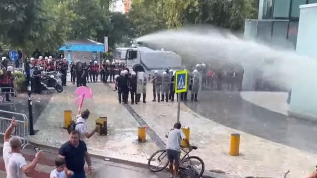 Tensionet jashtë Kuvendit të Shqipërisë, Policia shpërndan me ujë protestuesit Tensionet jashtë Kuvendit të Shqipërisë, Policia shpërndan me ujë protestuesit