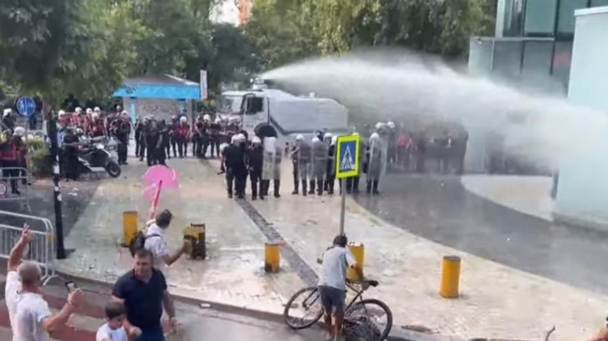 Tensionet jashtë Kuvendit të Shqipërisë, Policia shpërndan me ujë protestuesit