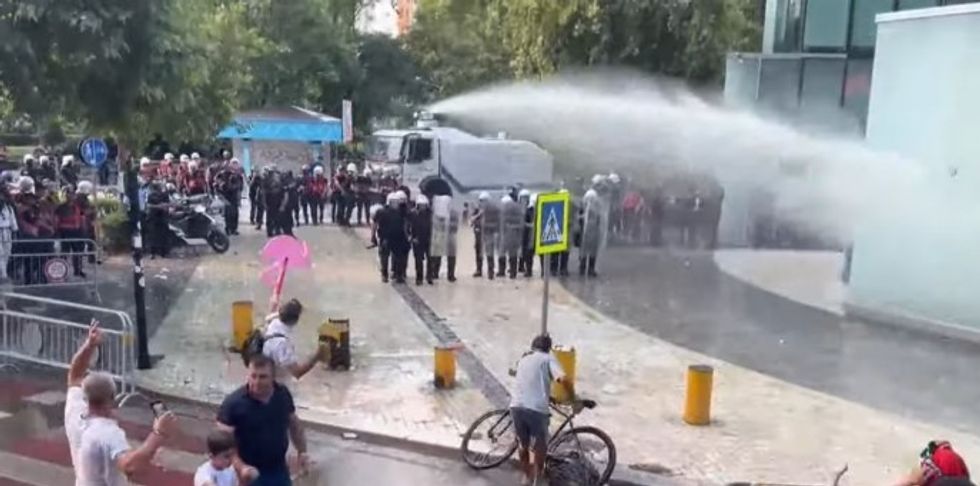 Tensionet jashtë Kuvendit të Shqipërisë, Policia shpërndan me ujë protestuesit