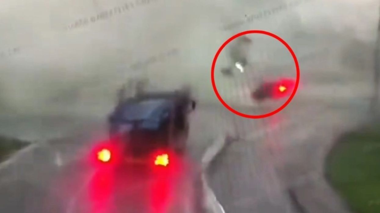 Kaos në Kinë nga tajfuni, momenti kur tornado ngre në ajër një veturë - e hudh disa metra larg Kaos në Kinë nga tajfuni, momenti kur tornado ngre në ajër një veturë - e hudh disa metra larg