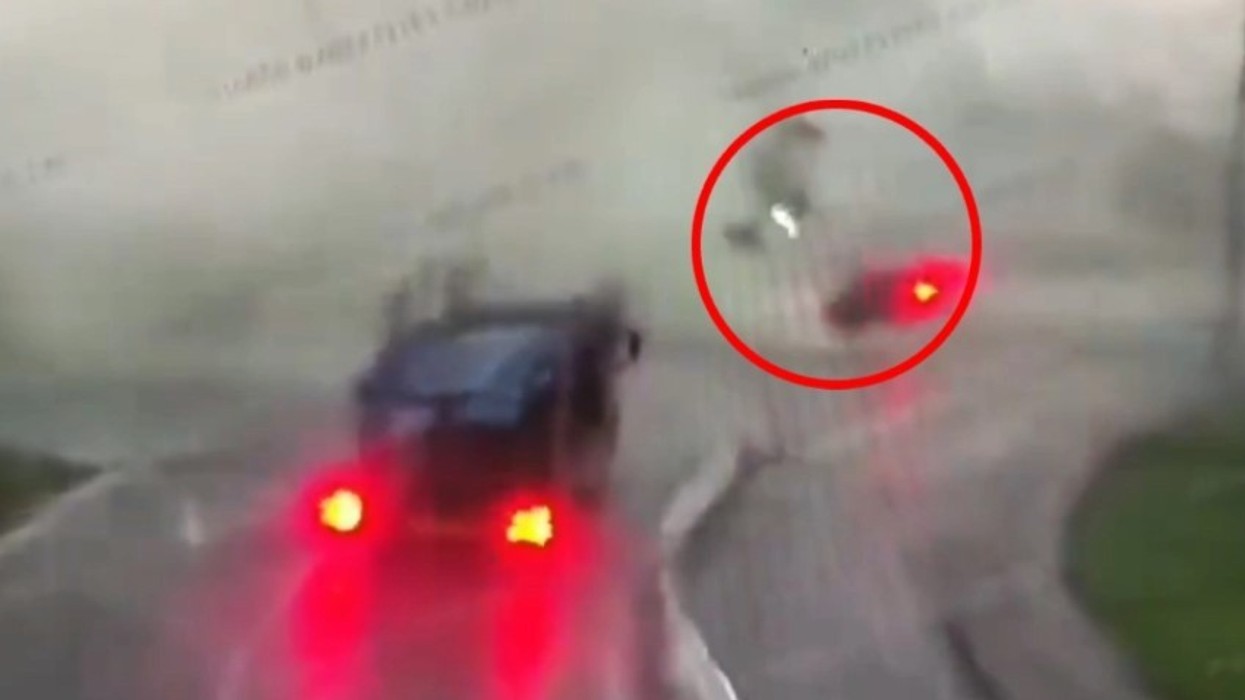 Kaos në Kinë nga tajfuni, momenti kur tornado ngre në ajër një veturë - e hudh disa metra larg