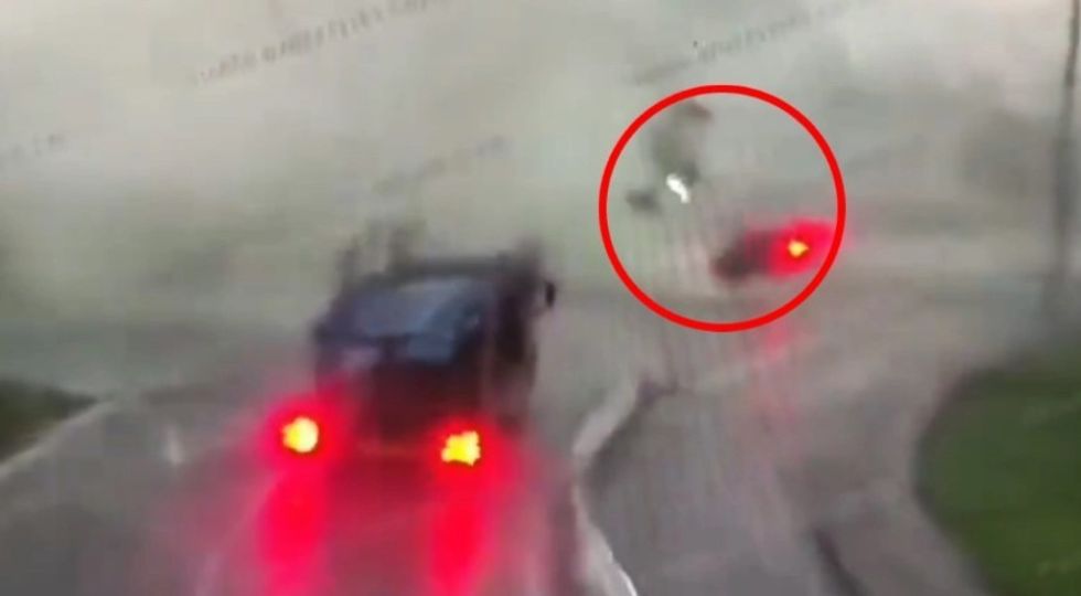 Kaos në Kinë nga tajfuni, momenti kur tornado ngre në ajër një veturë - e hudh disa metra larg