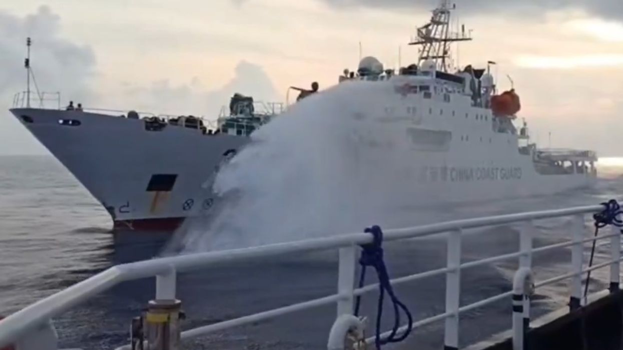Anija kineze godet me ujë një varkë filipinase, rriten tensionet në Detin e Kinës Jugore Anija kineze godet me ujë një varkë filipinase, rriten tensionet në Detin e Kinës Jugore