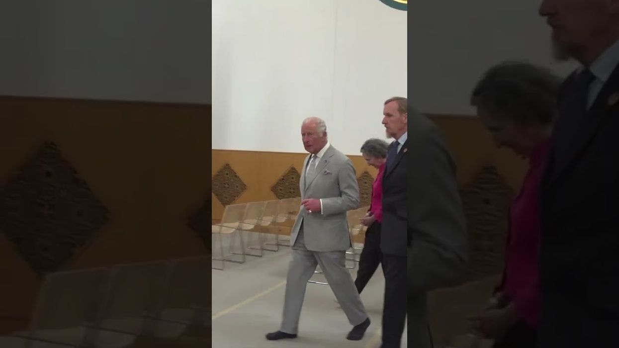 Mbreti Charles respekton islamin, heq këpucët gjatë vizitës në xhami Mbreti Charles respekton islamin, heq këpucët gjatë vizitës në xhami