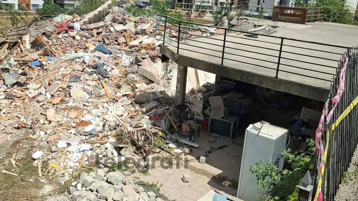 Rrëzohet shtëpia në “Rrugën A”, banorët kundërshtojnë ndërhyrjen: Nuk kemi ku të shkojmë Rrëzohet shtëpia në “Rrugën A”, banorët kundërshtojnë ndërhyrjen: Nuk kemi ku të shkojmë