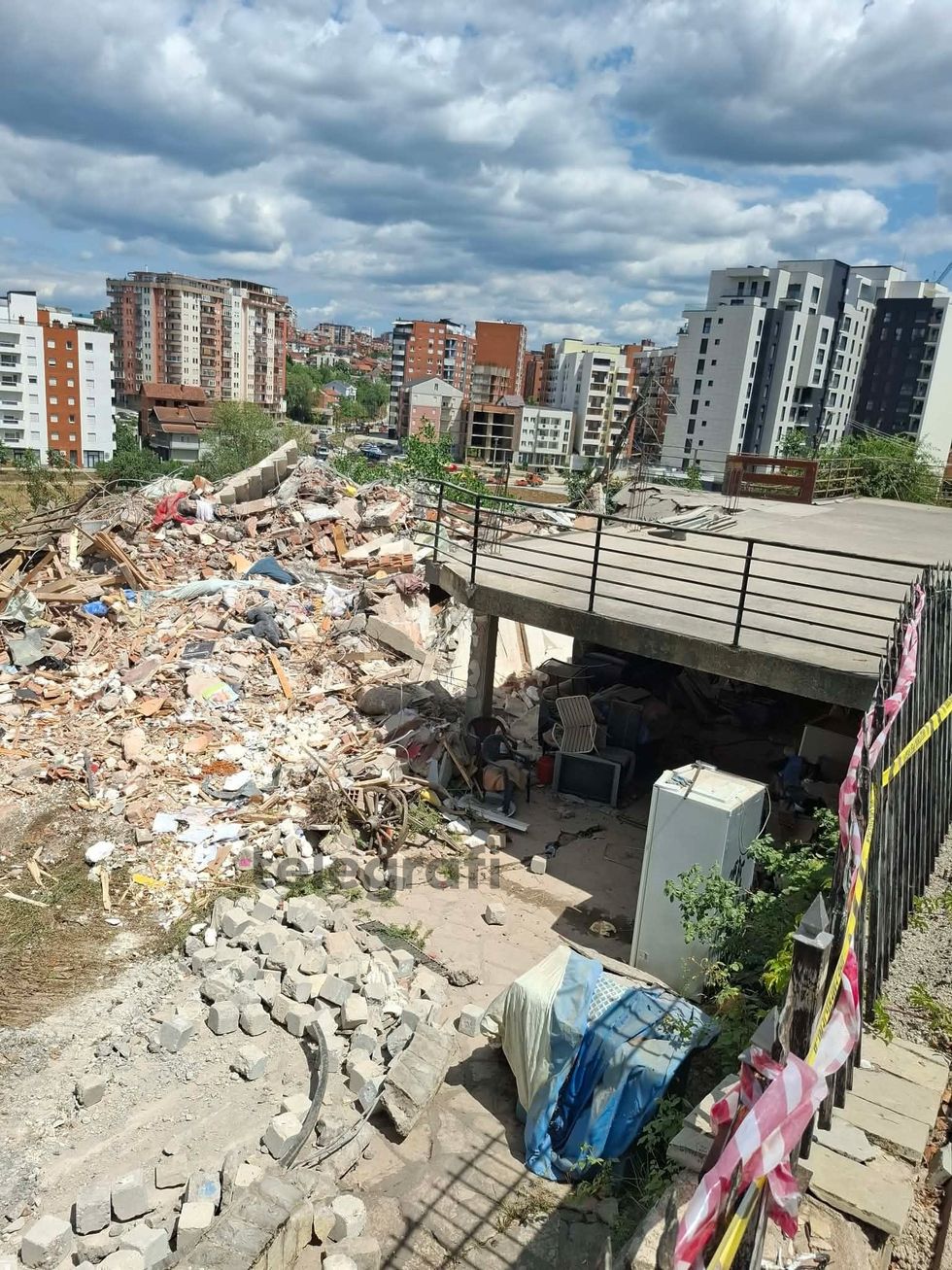 Rrëzohet shtëpia në “Rrugën A”, banorët kundërshtojnë ndërhyrjen: Nuk kemi ku të shkojmë