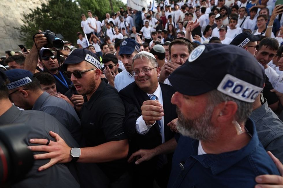 Ministri izraelit i Sigurisë u bashkohet ekstremistëve hebrenj ndërsa ata sulmojnë kompleksin e xhamisë al-Aksa