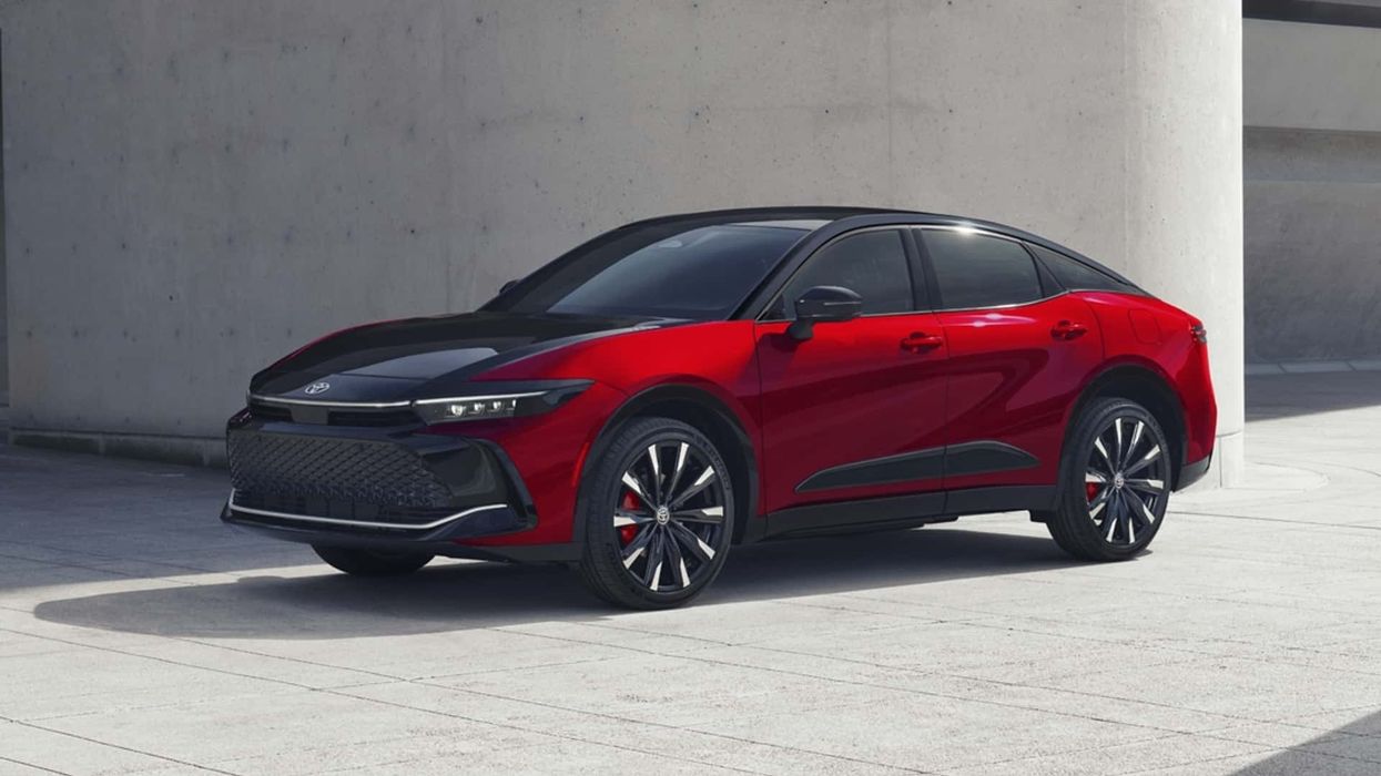 Toyota përmirëson modelin e saj më të sofistikuar me një sistem të ri hibrid Toyota përmirëson modelin e saj më të sofistikuar me një sistem të ri hibrid