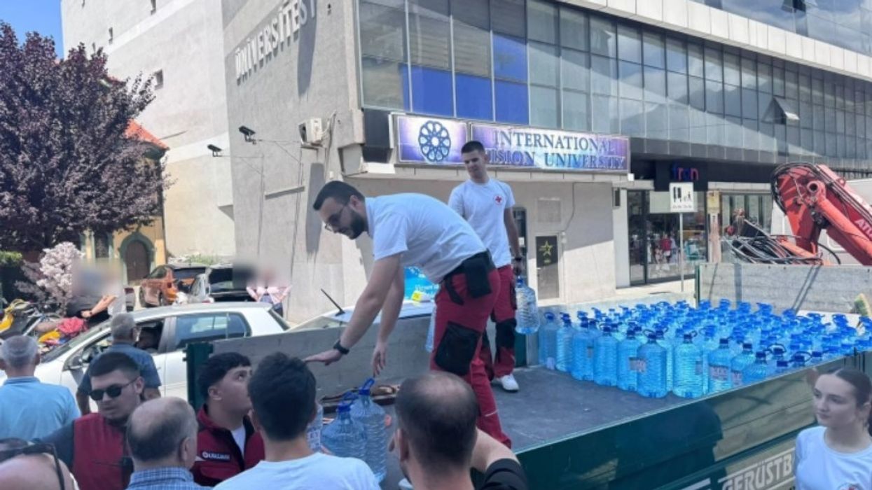 Kryqi i Kuq hap llogari për donacione, kërkon mbështetje për banorët e Gostivarit Kryqi i Kuq hap llogari për donacione, kërkon mbështetje për banorët e Gostivarit