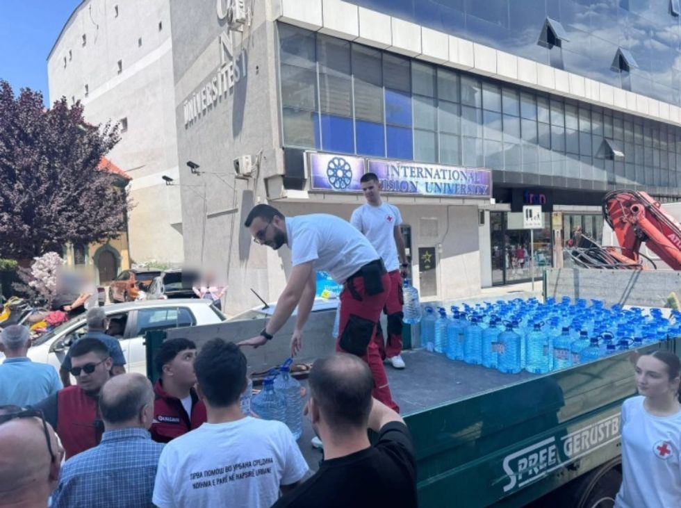 Kryqi i Kuq hap llogari për donacione, kërkon mbështetje për banorët e Gostivarit