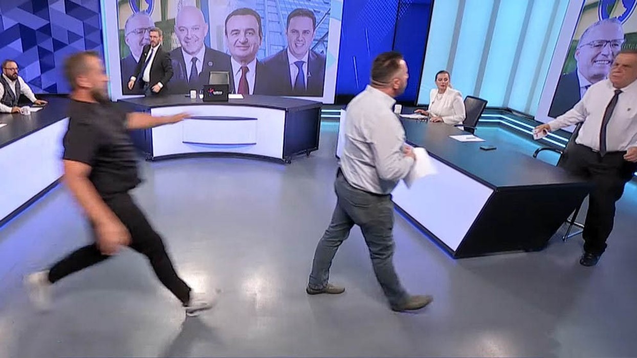Përplasje në studio, panelisti Mustafë Kadriaj mësyn drejt Nexhmedin Spahiut - ndërpritet transmetimi