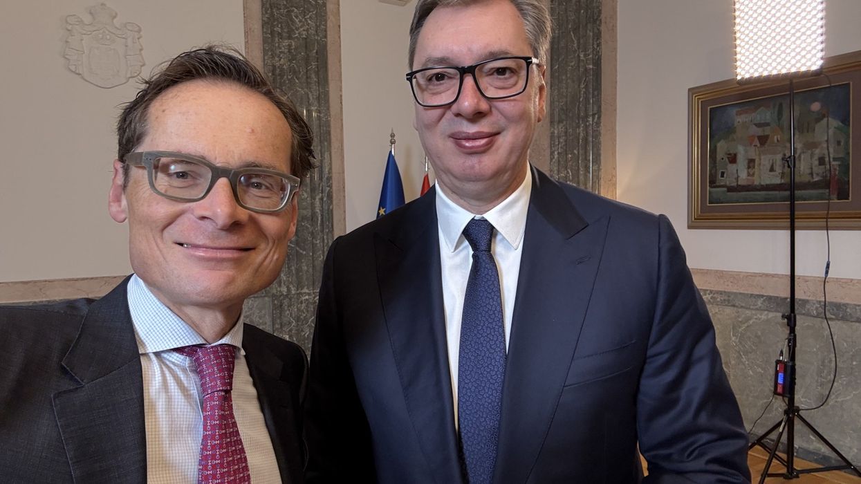 Ky është gazetari zviceran që e adhuron autokratin serb Aleksandar Vuçiq Ky është gazetari zviceran që e adhuron autokratin serb Aleksandar Vuçiq