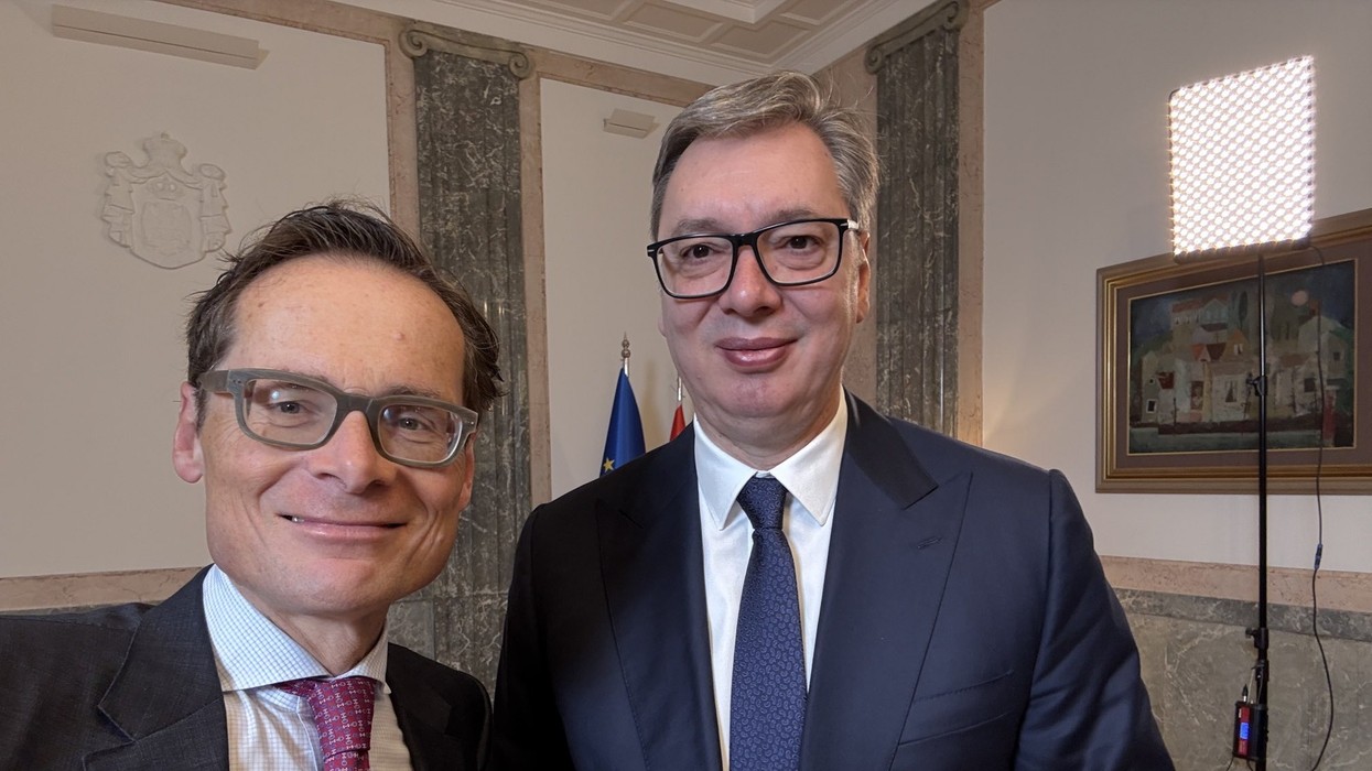 Ky është gazetari zviceran që e adhuron autokratin serb Aleksandar Vuçiq