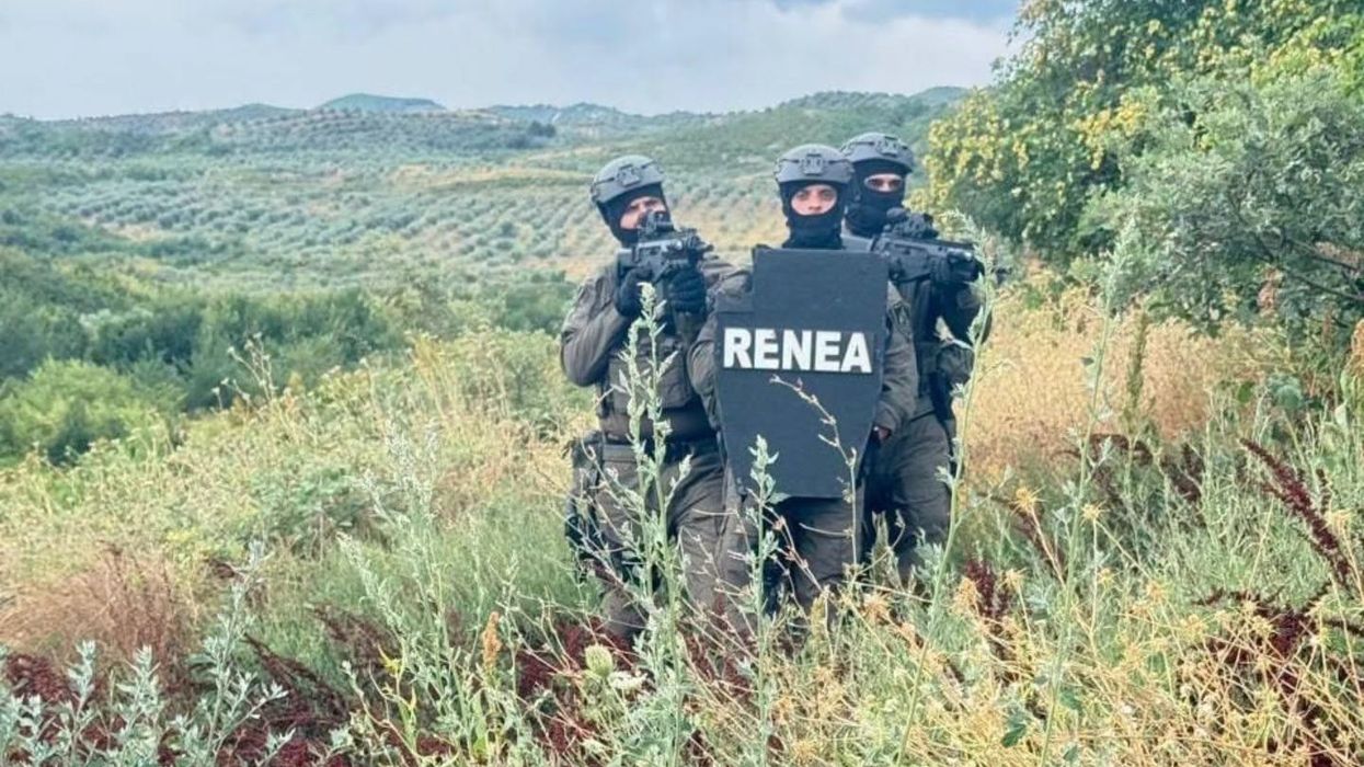 Pas orësh negociatash me RENEA-n, 35-vjeçari qëllon veten në automjet Pas orësh negociatash me RENEA-n, 35-vjeçari qëllon veten në automjet
