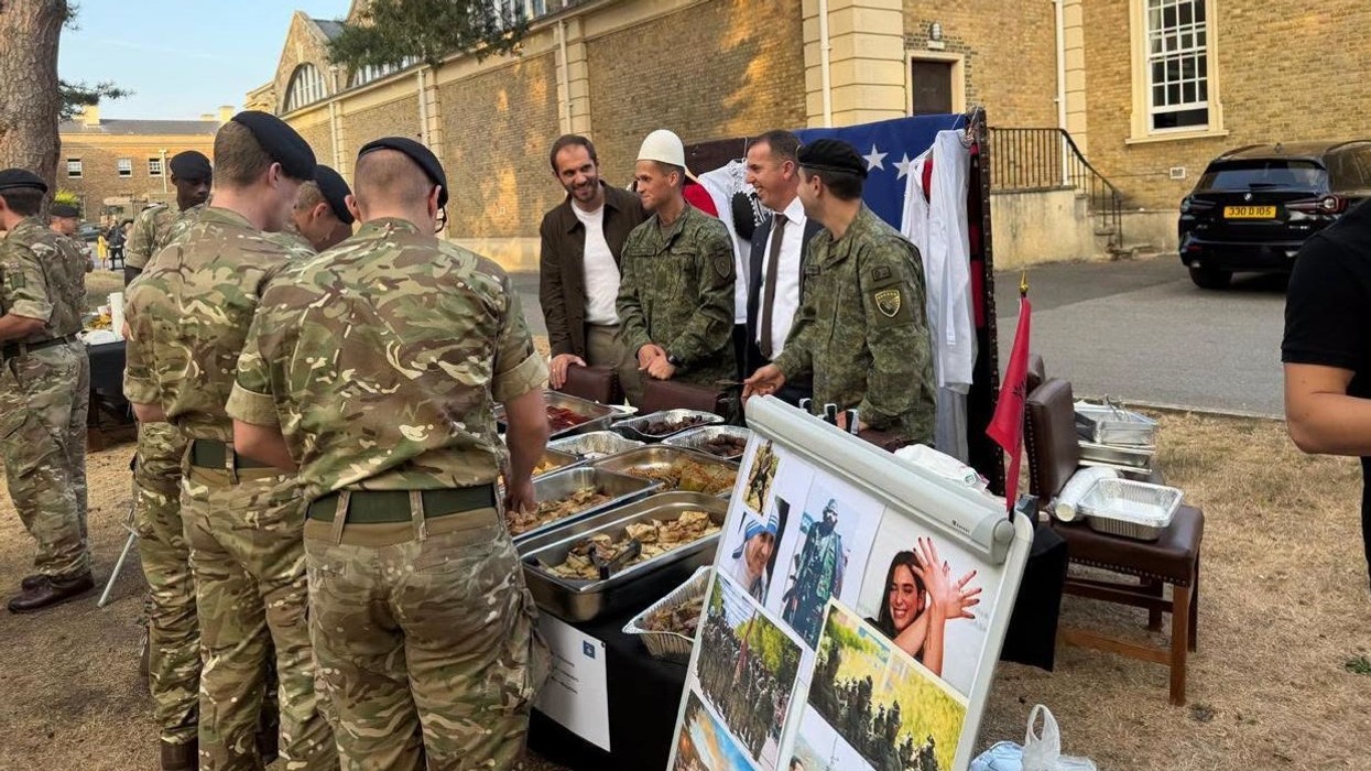 Me plisa në kokë dhe me ushqime tradicionale, kadetët e FSK-së prezantojnë Kosovën në Britani