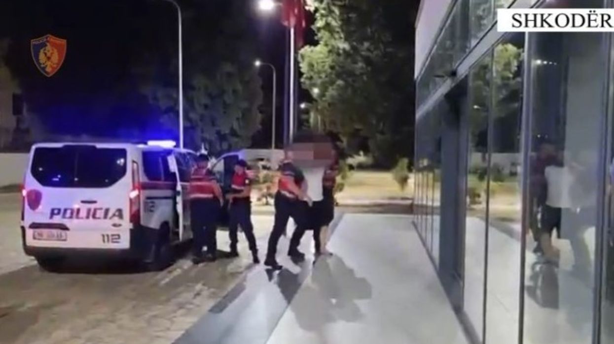 U kapën në lokalë me armë zjarri, municione luftarake dhe lëndë narkotike, arrestohen tre persona në Shkodër U kapën në lokalë me armë zjarri, municione luftarake dhe lëndë narkotike, arrestohen tre persona në Shkodër