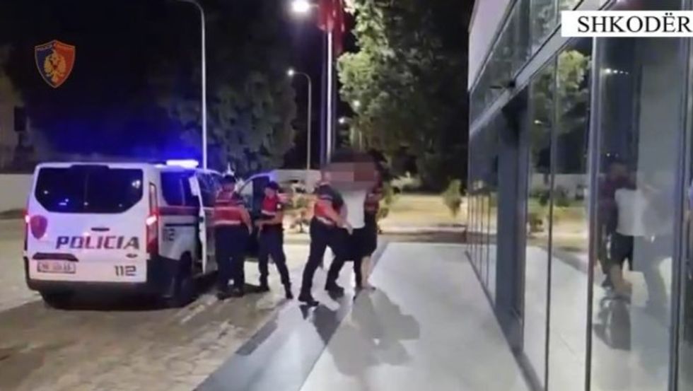 U kapën në lokalë me armë zjarri, municione luftarake dhe lëndë narkotike, arrestohen tre persona në Shkodër