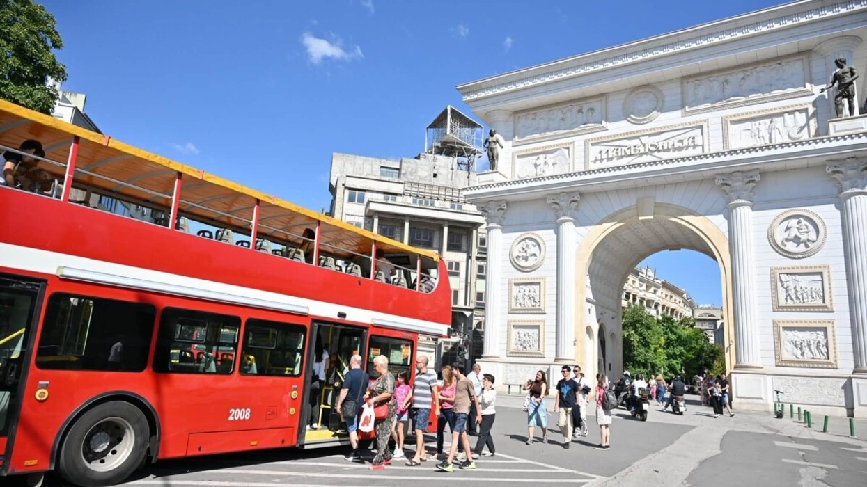 63 vjet nga tërmeti shkatërrues, Qyteti i Shkupit organizoi shëtitje falas për qytetarët me autobus panoramik