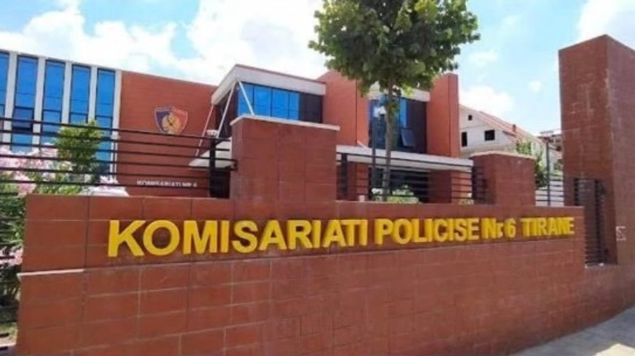 Arrestohet pronari i një auto-servisi në Tiranë, nuk i riparonte automjetet për të cilat paguhej dhe tentonte t’i shesë ato