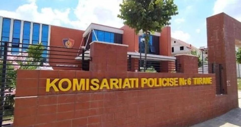 Arrestohet pronari i një auto-servisi në Tiranë, nuk i riparonte automjetet për të cilat paguhej dhe  tentonte t’i shesë ato