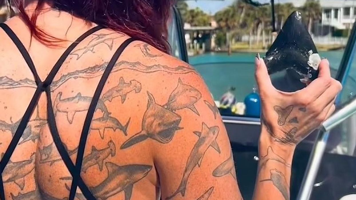 Gruaja fiton rekordin botëror Guinness me 106 tatuazhe peshkaqeni Gruaja fiton rekordin botëror Guinness me 106 tatuazhe peshkaqeni