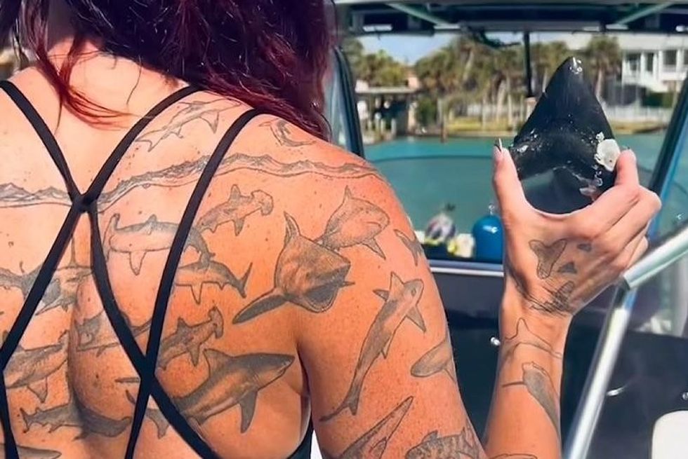 Gruaja fiton rekordin botëror Guinness me 106 tatuazhe peshkaqeni