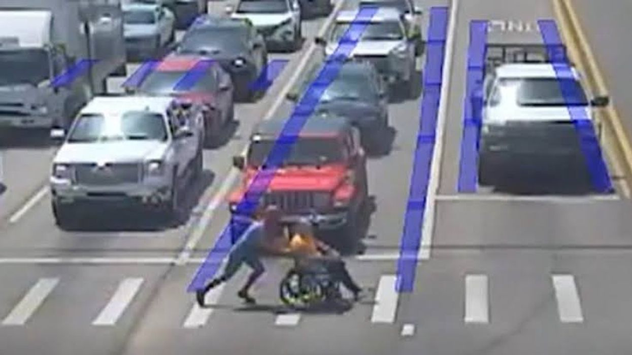 Kamera e trafikut kap momentin heroik të Spider-Man në jetën reale Kamera e trafikut kap momentin heroik të Spider-Man në jetën reale
