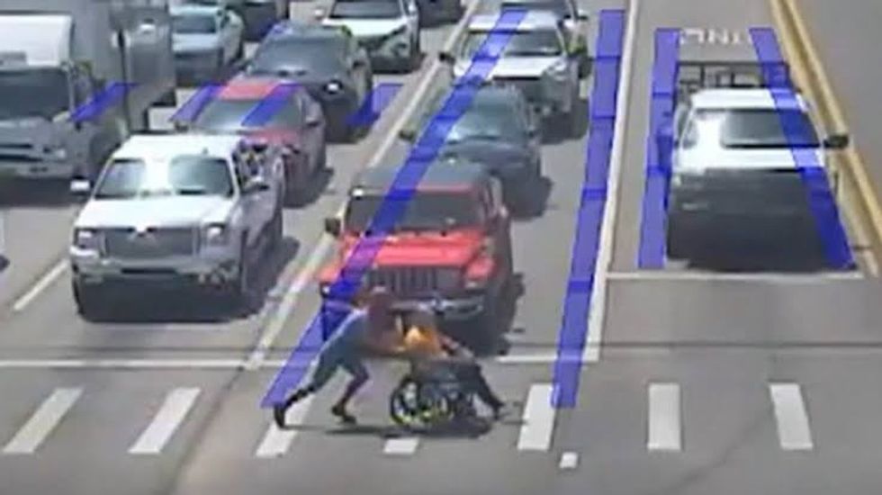 Kamera e trafikut kap momentin heroik të Spider-Man në jetën reale