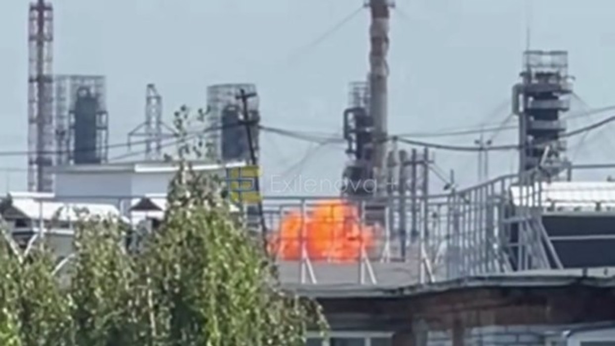 Momenti kur droni ukrainas godet direkt rafinerinë ruse të naftës në Tyumen