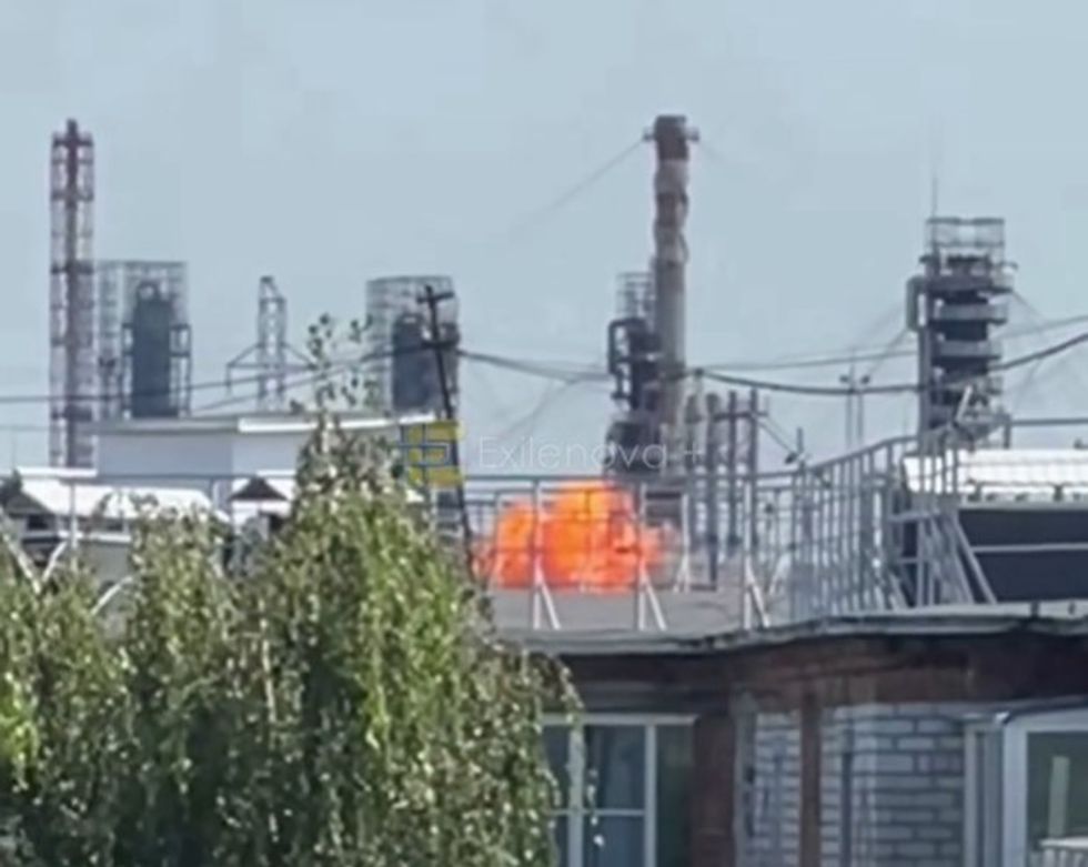 Momenti kur droni ukrainas godet direkt rafinerinë ruse të naftës në Tyumen