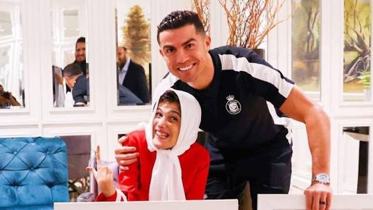 Cristiano Ronaldo befason artisten që pikturon me këmbë – gjesti i tij emocionon rrjetin