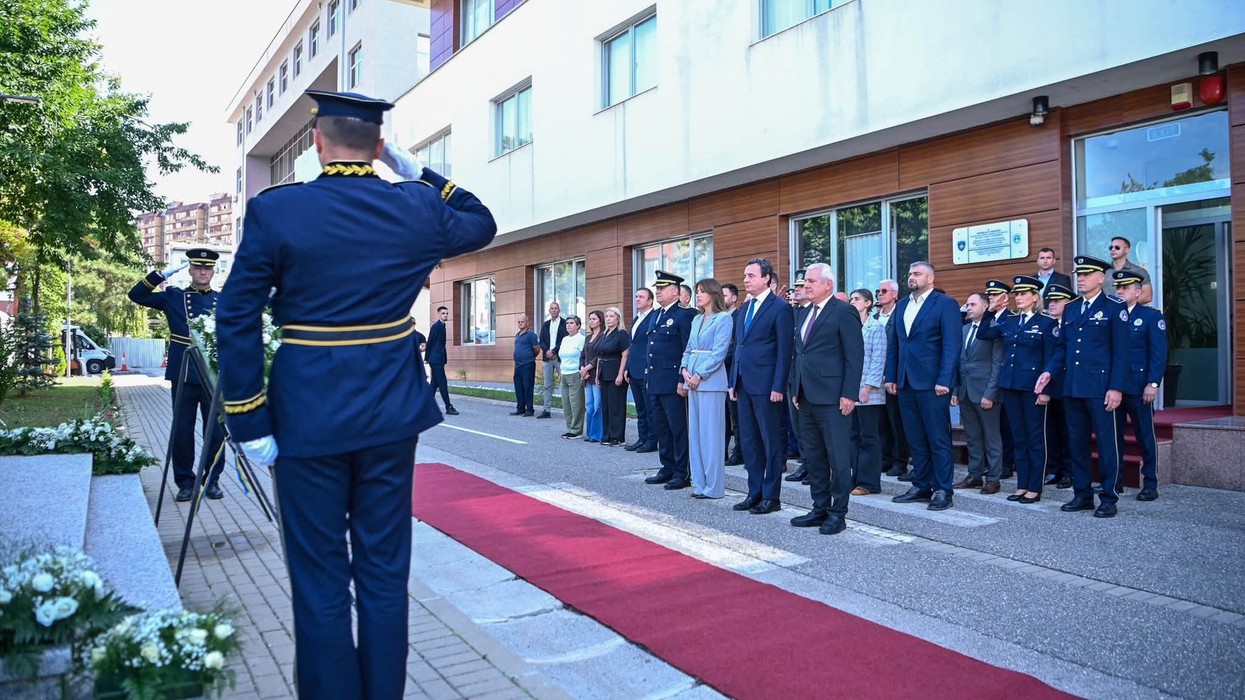 Krerët e institucioneve nderojnë policët e rënë, Kurti: Republika është më e sigurt se kurrë