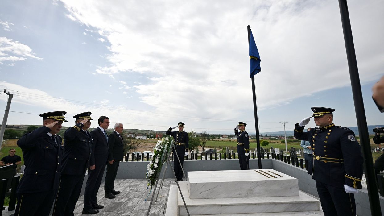 Dita e policëve të rënë në detyrë, Kurti nderon heroin Afrim Bunjaku dhe familjen e tij Dita e policëve të rënë në detyrë, Kurti nderon heroin Afrim Bunjaku dhe familjen e tij