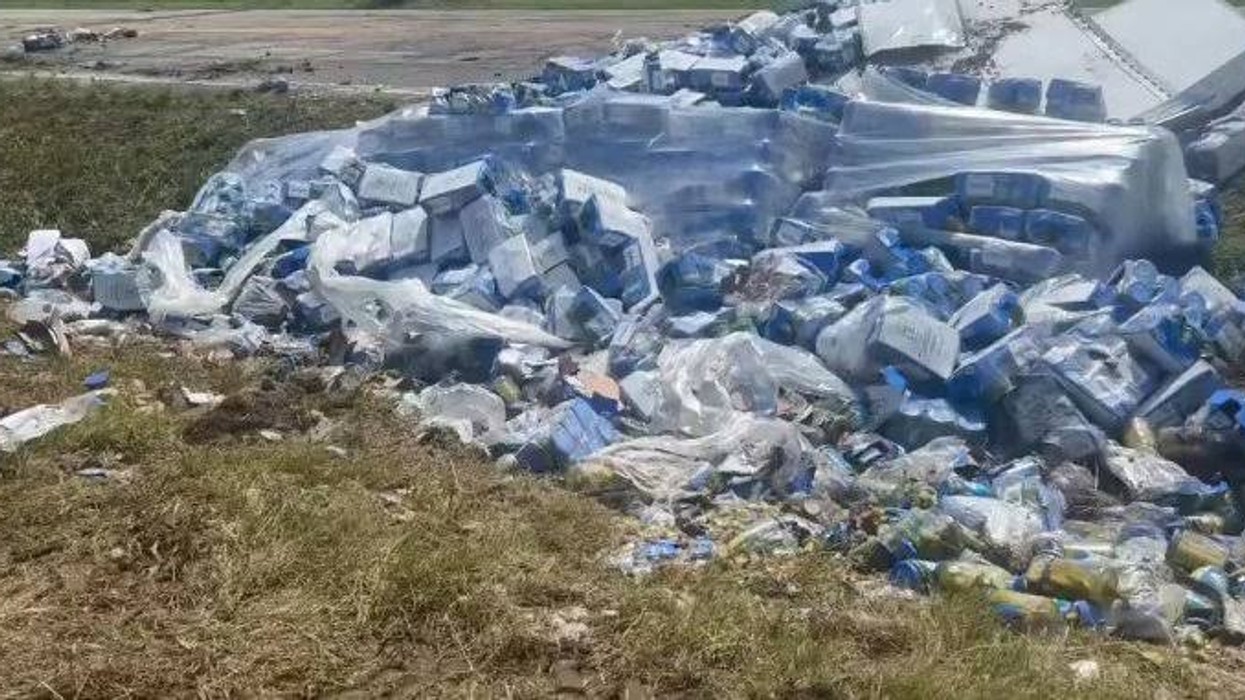 Kamioni i përplasur mbulon autostradën e Ohajos me turshi, tonelata tranguj shpërndahen nëpër rrugë