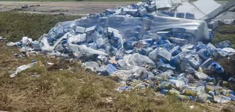 Kamioni i përplasur mbulon autostradën e Ohajos me turshi, tonelata tranguj shpërndahen nëpër rrugë