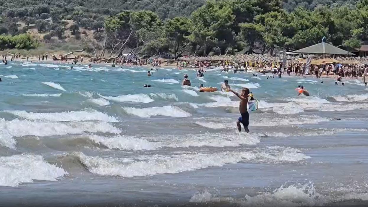 Dallgë të mëdha dhe erë e fortë në Vlorë, ngrihet flamuri i kuq në plazhe Dallgë të mëdha dhe erë e fortë në Vlorë, ngrihet flamuri i kuq në plazhe