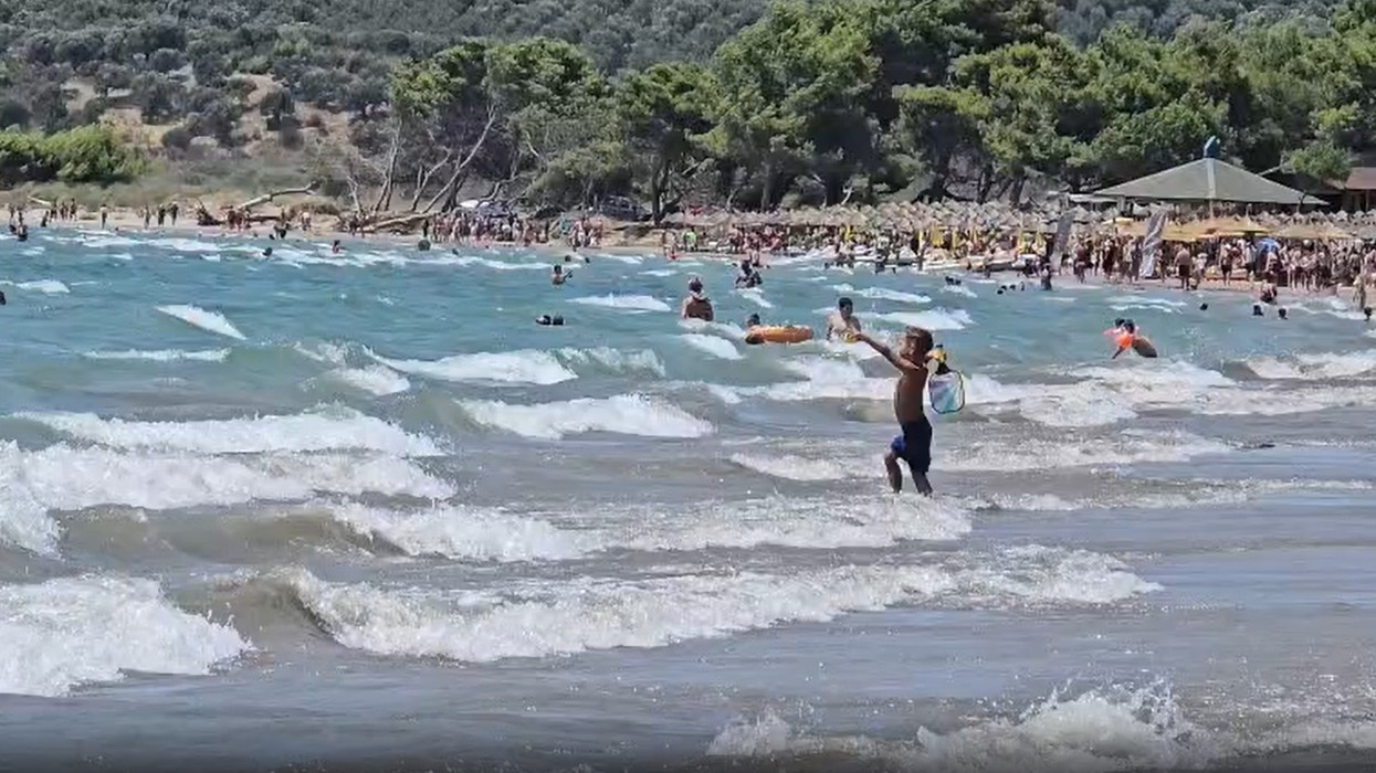 Dallgë të mëdha dhe erë e fortë në Vlorë, ngrihet flamuri i kuq në plazhe