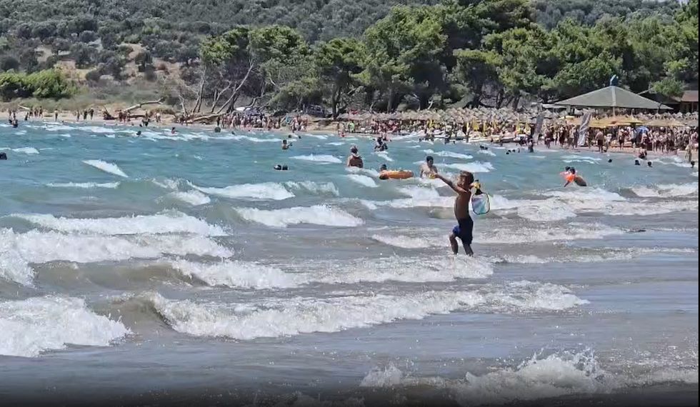 Dallgë të mëdha dhe erë e fortë në Vlorë, ngrihet flamuri i kuq në plazhe