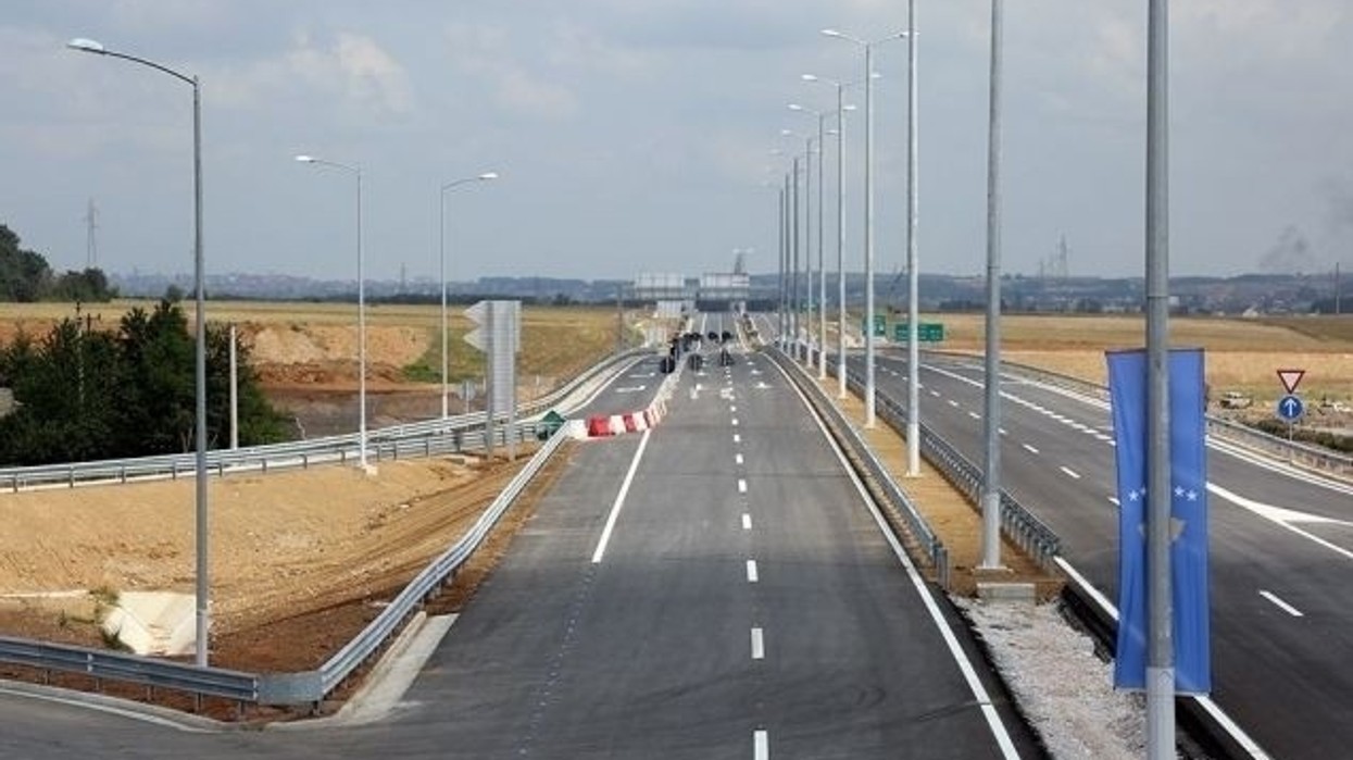 Vazhdojnë ndërhyrjet për mirëmbajtjen e rrugëve dhe rritjen e sigurisë