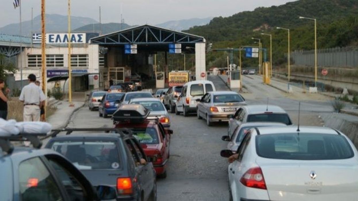 Grevë në doganat greke, pezullohet përkohësisht lëvizja e automjeteve në katër pika kufitare me Shqipërinë Grevë në doganat greke, pezullohet përkohësisht lëvizja e automjeteve në katër pika kufitare me Shqipërinë