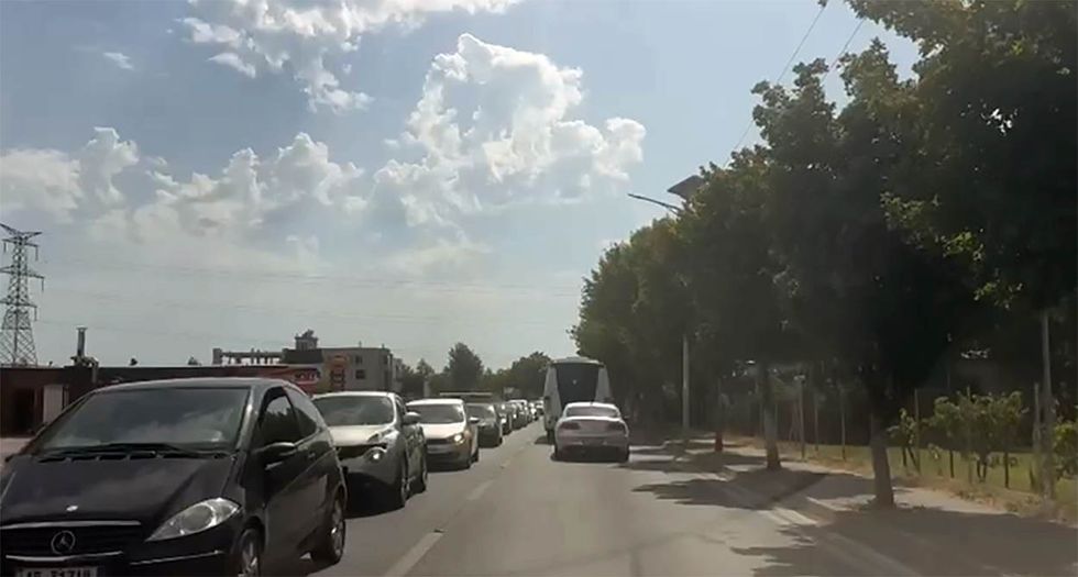 Trafik i rënduar drejt Shëngjinit, fluksi i pushuesve krijon radhë të gjata