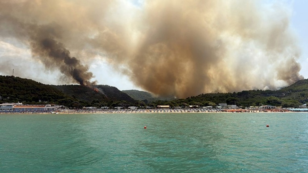 Zjarr në bregdetin e Italisë, evakuohen turistët
