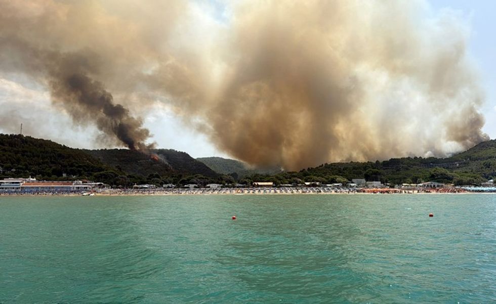 Zjarr në bregdetin e Italisë, evakuohen turistët