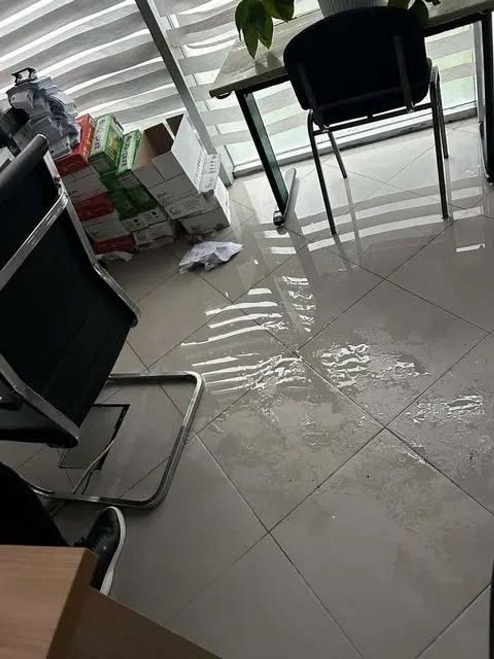 Reshjet e shiut shkaktojnë dëme në ndërtesën e re të Komunës së Vitisë
