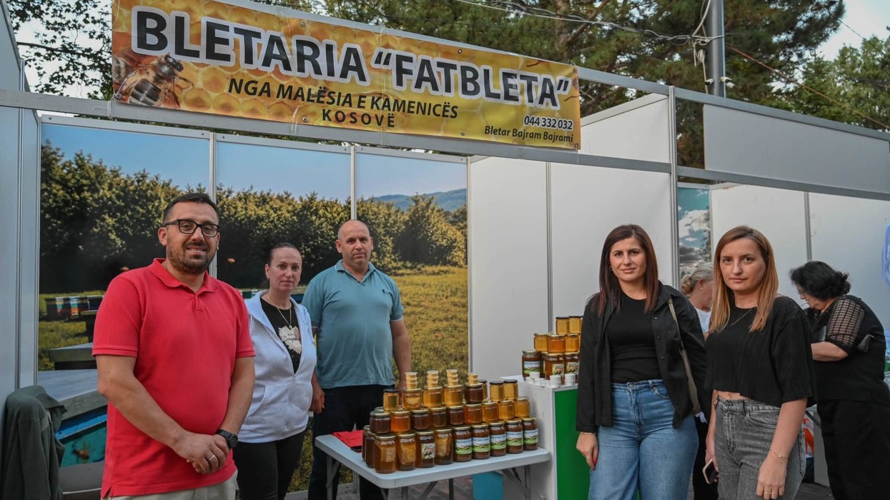 Panairi i Produkteve Vendore në Kamenicë vazhdon të mirëpresë vizitorë edhe sot